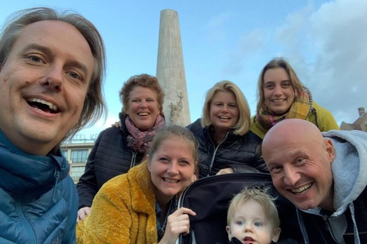 un gruppo di persone in piedi davanti al monumento a Washington