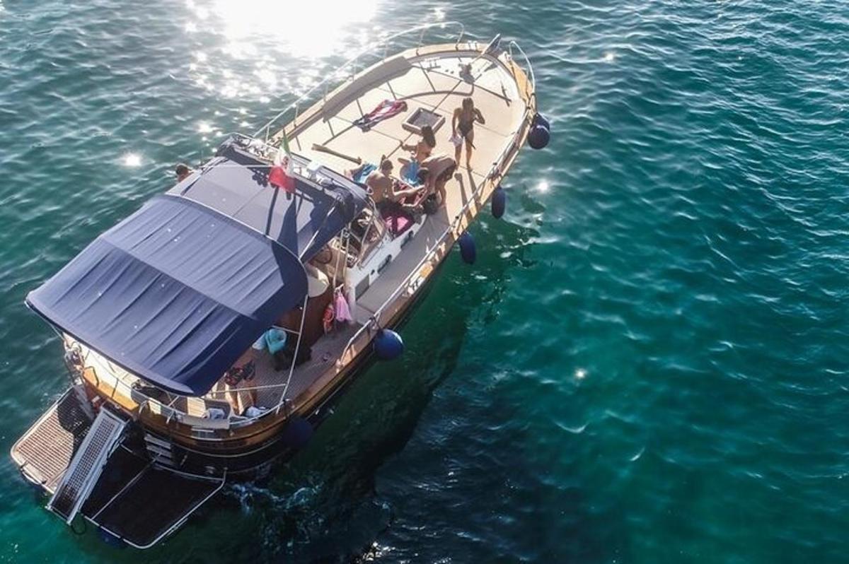 un gruppo di persone su una barca in acqua