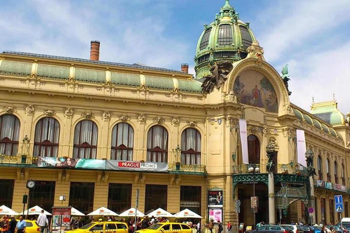 velká budova s auty zaparkovanými před ní
