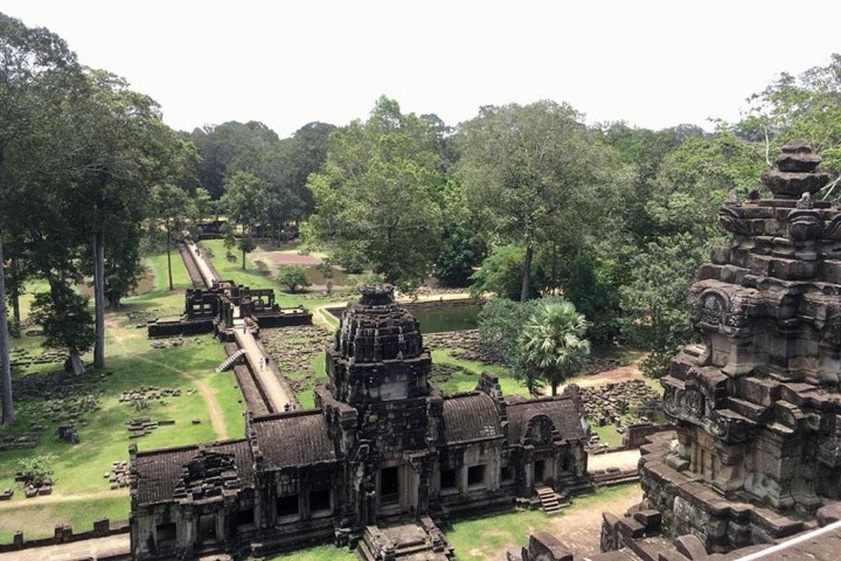 pemandangan udara kuil di taman