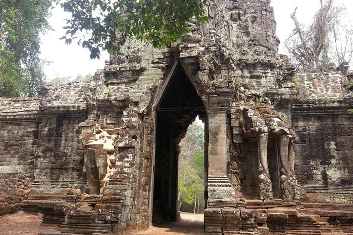 pintu masuk ke bangunan purba dengan pintu