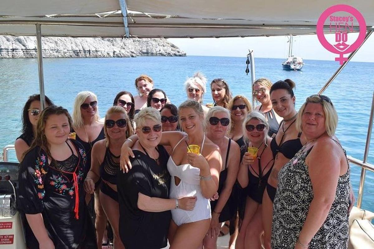 grupp inimesi poseerib paadis pildi jaoks
