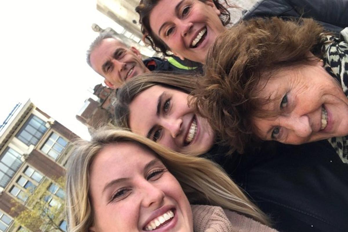 група људи позира за фотографију