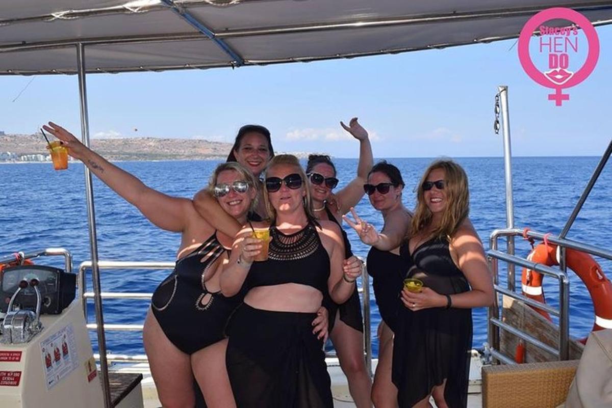 grupp inimesi ujumisriietes paadis