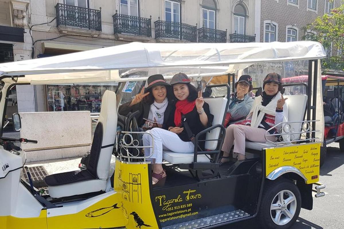 egy csoport nő golfkocsiban utazik