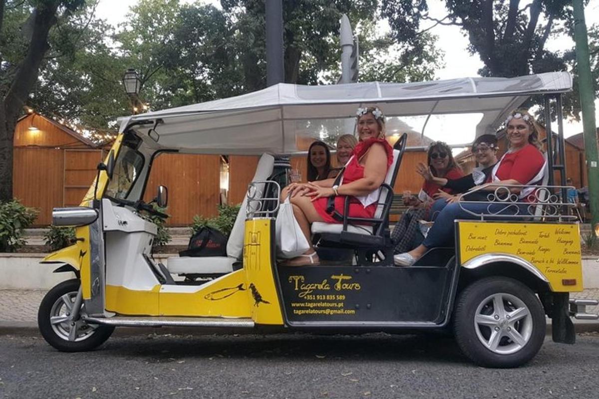 egy csoport nő golfkocsiban utazik