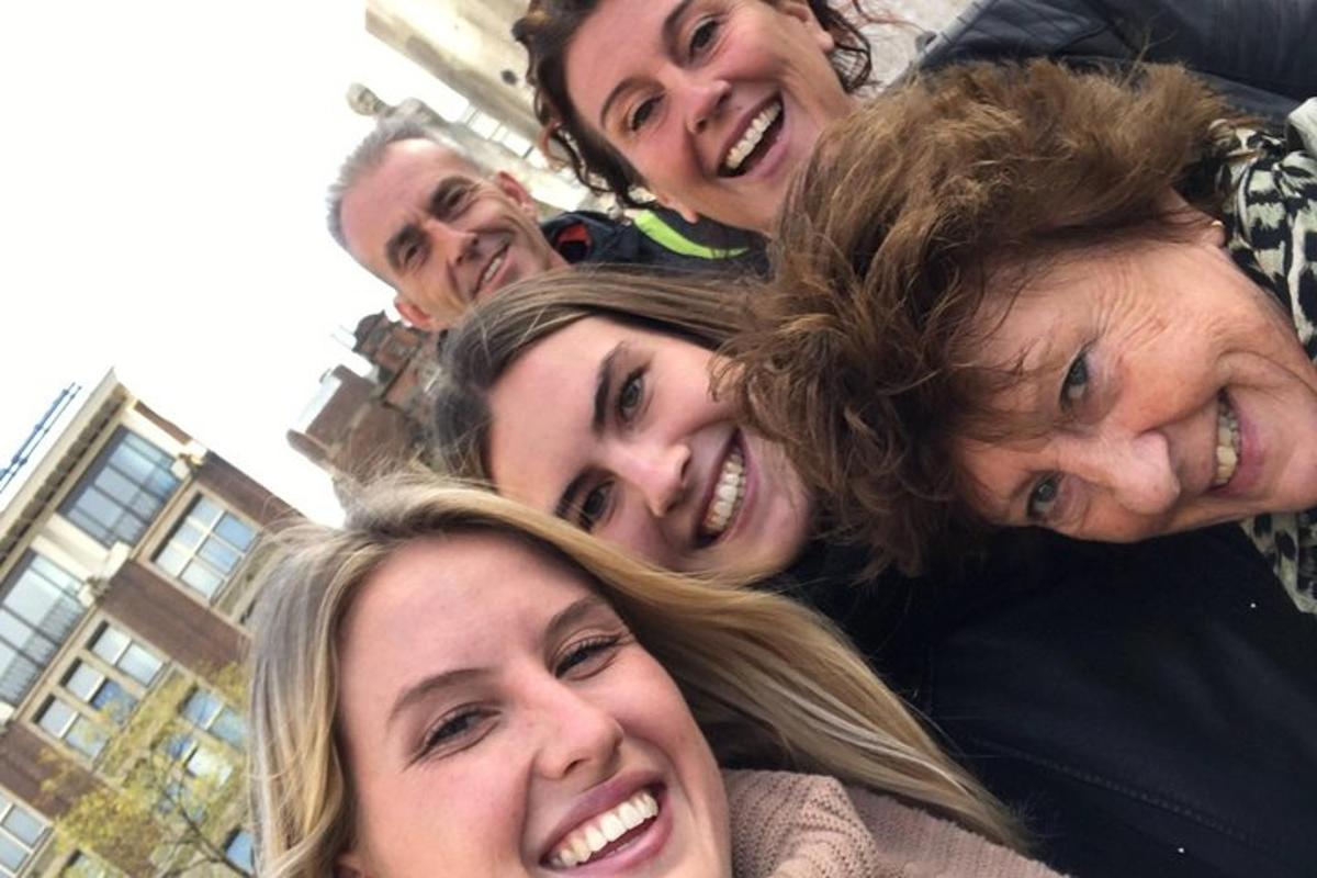 grupp inimesi poseerib pildi jaoks