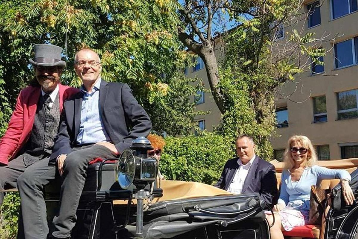 en gruppe mennesker som sitter bak i en bil