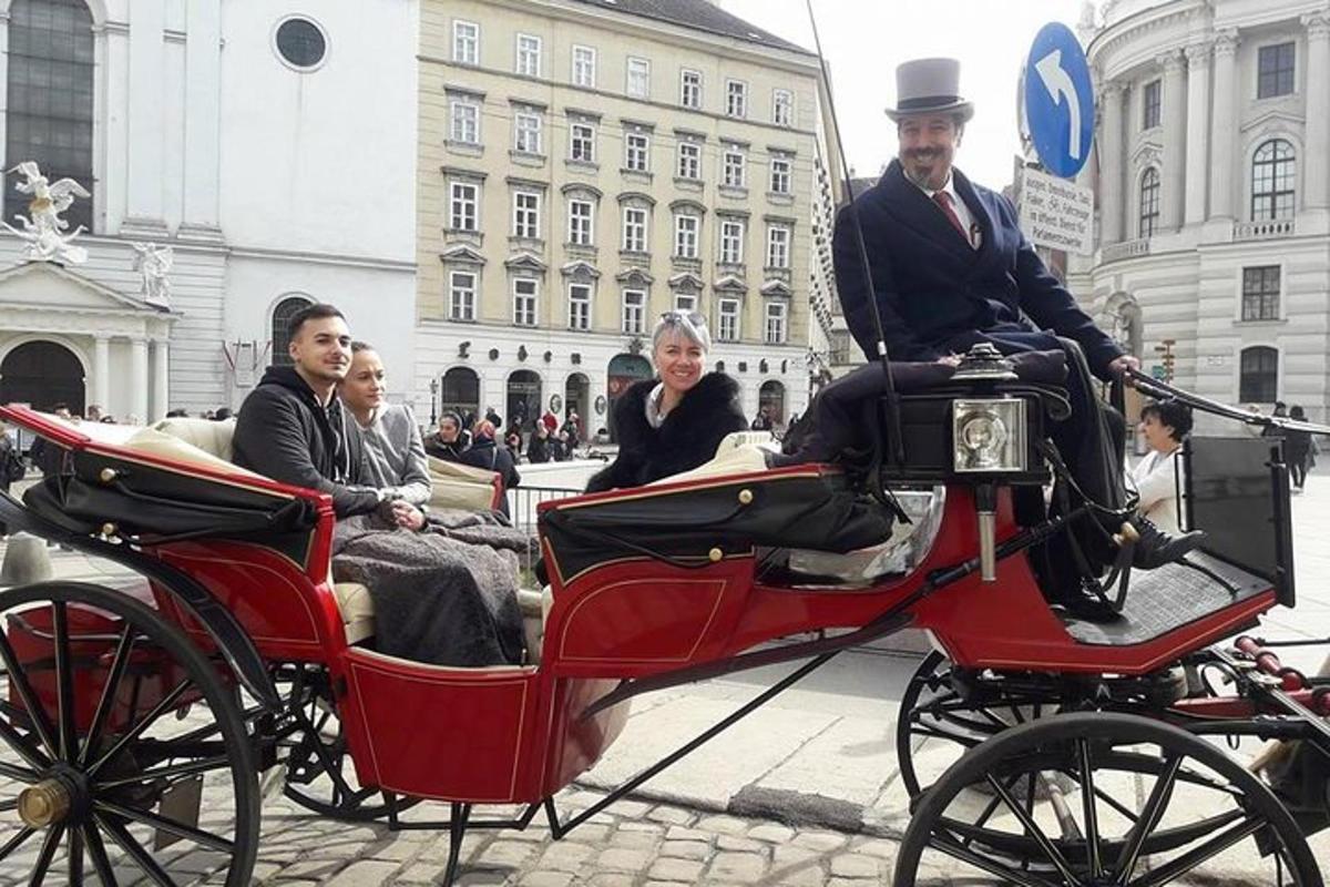 en gruppe mennesker som kjører i en hestevogn