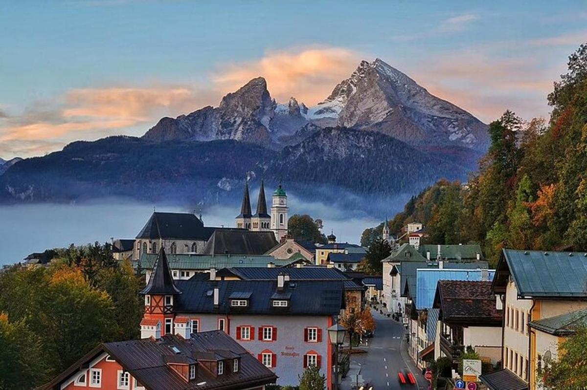 una città con un paese con una montagna sullo sfondo