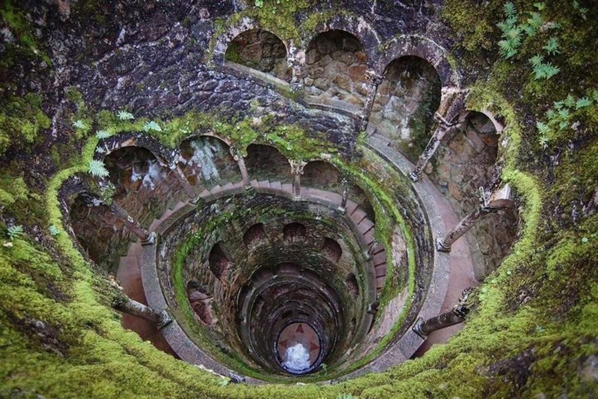 Zračni pogled na kamniti tunel s travo