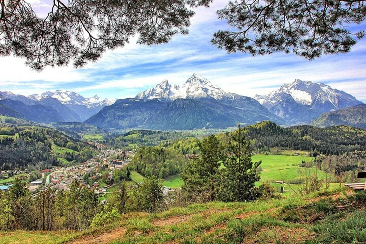 una vista di una valle con montagne innevate