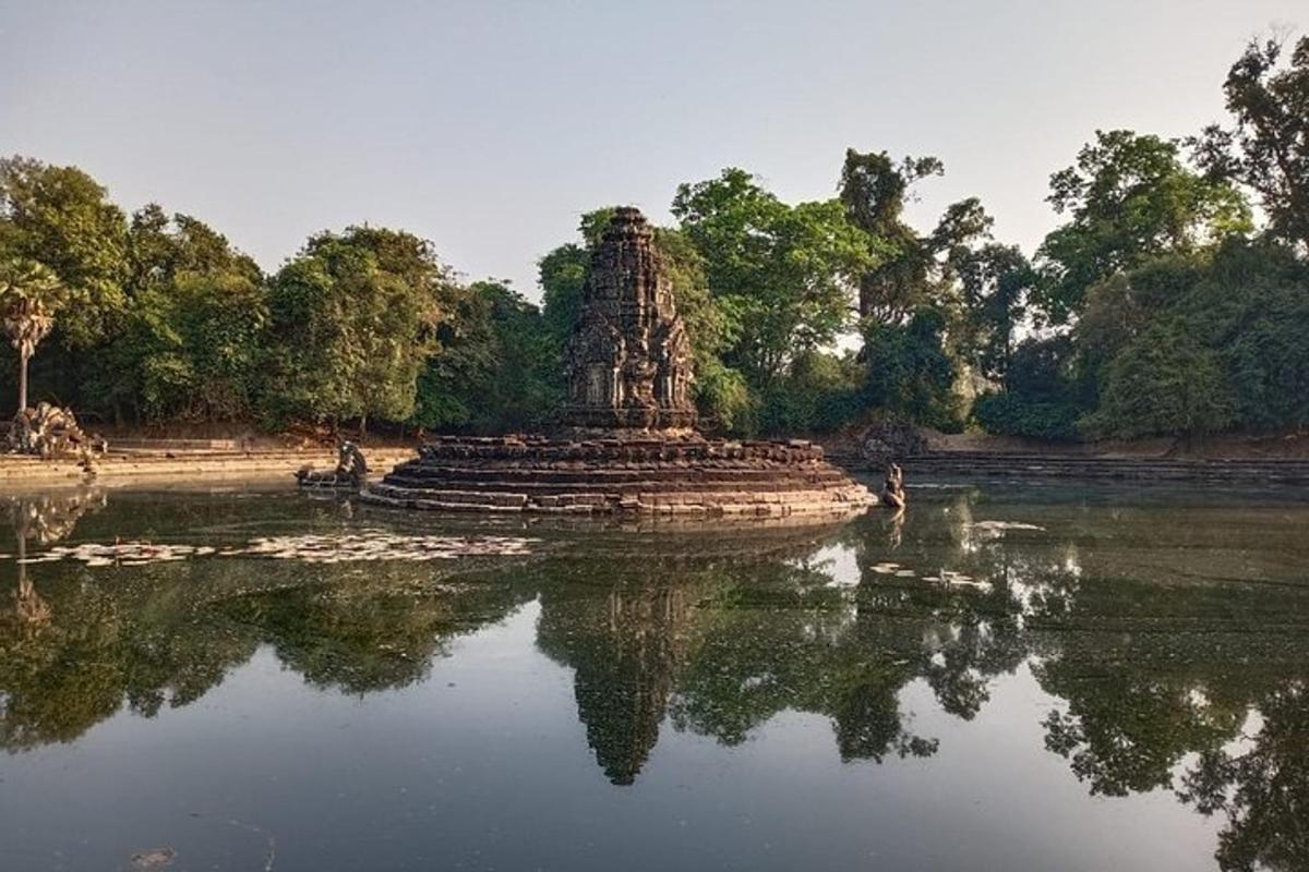 een grote stenen constructie in het midden van een watermassa