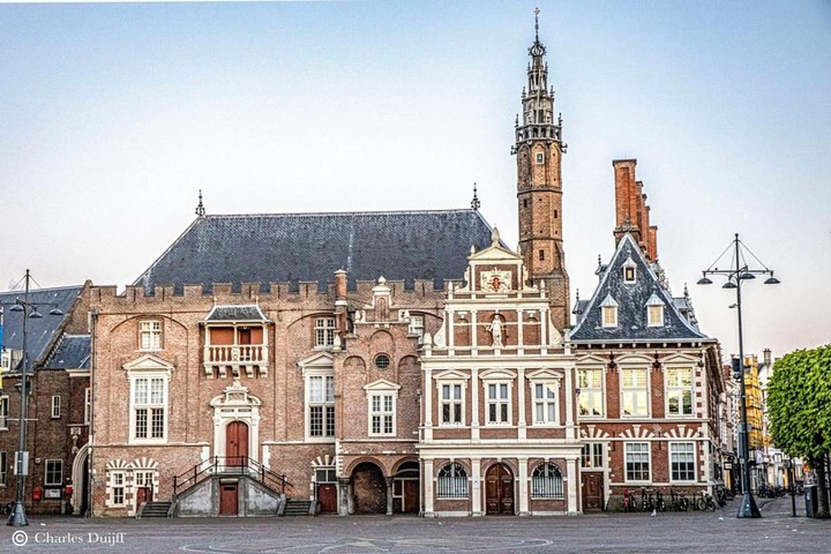 un gran edifici de maó amb una torre de rellotge