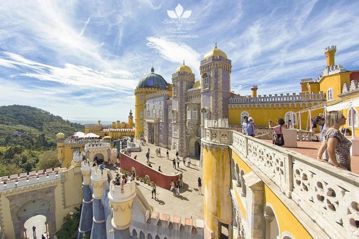 uma vista de um edifício com pessoas em uma varanda