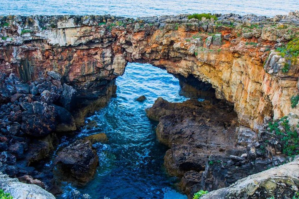 um arco em um penhasco rochoso próximo ao oceano