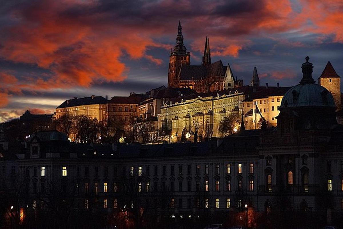 panorama města s budovou a hradem