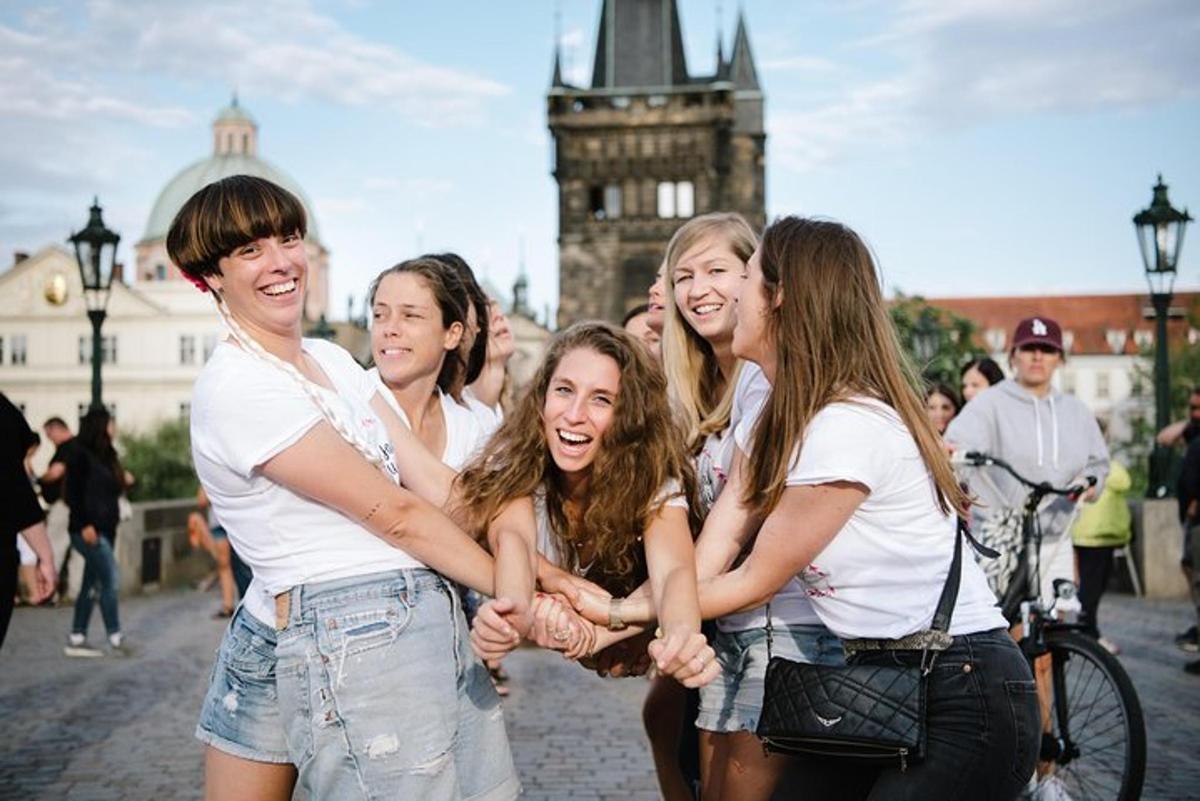 Un grupo de chicas abrazándose en una ciudad.