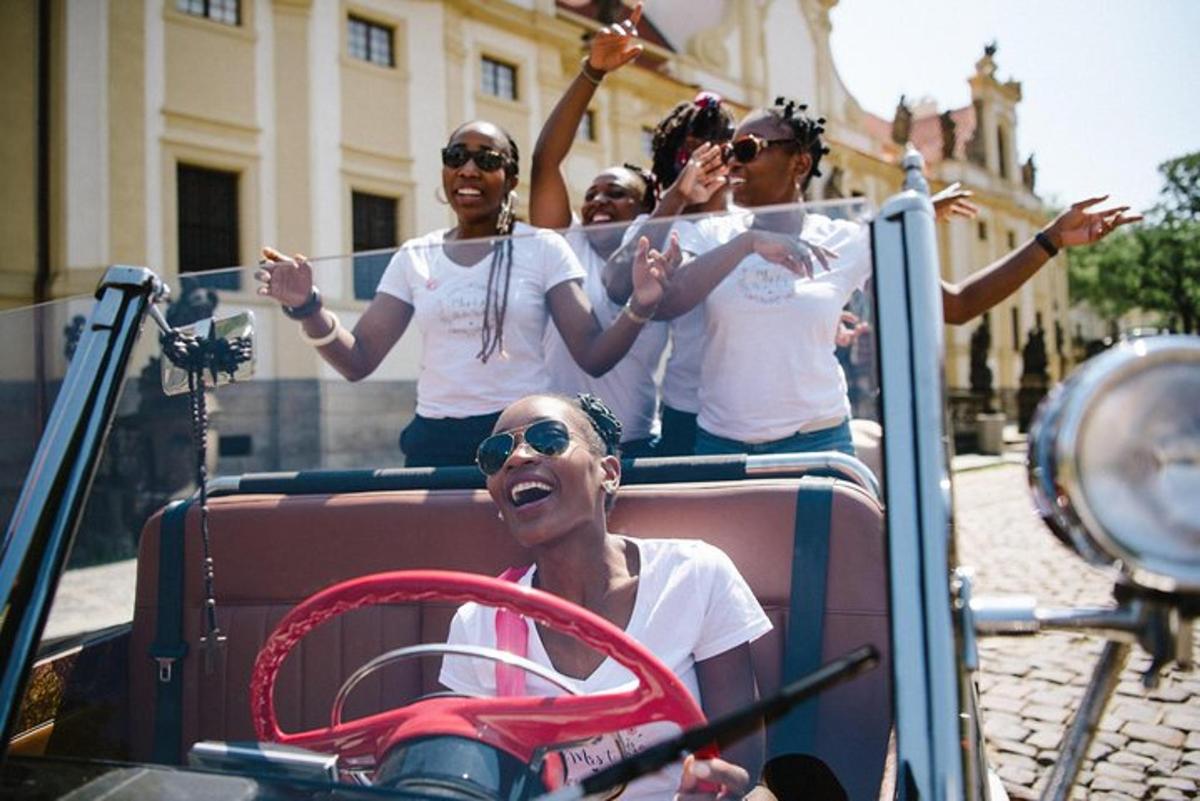 un grup de femei care călătoresc pe un roller coaster
