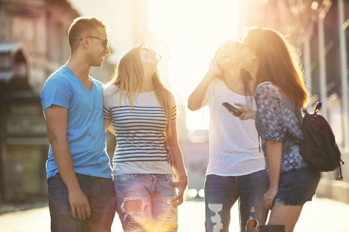 un gruppo di giovani che camminano lungo una strada