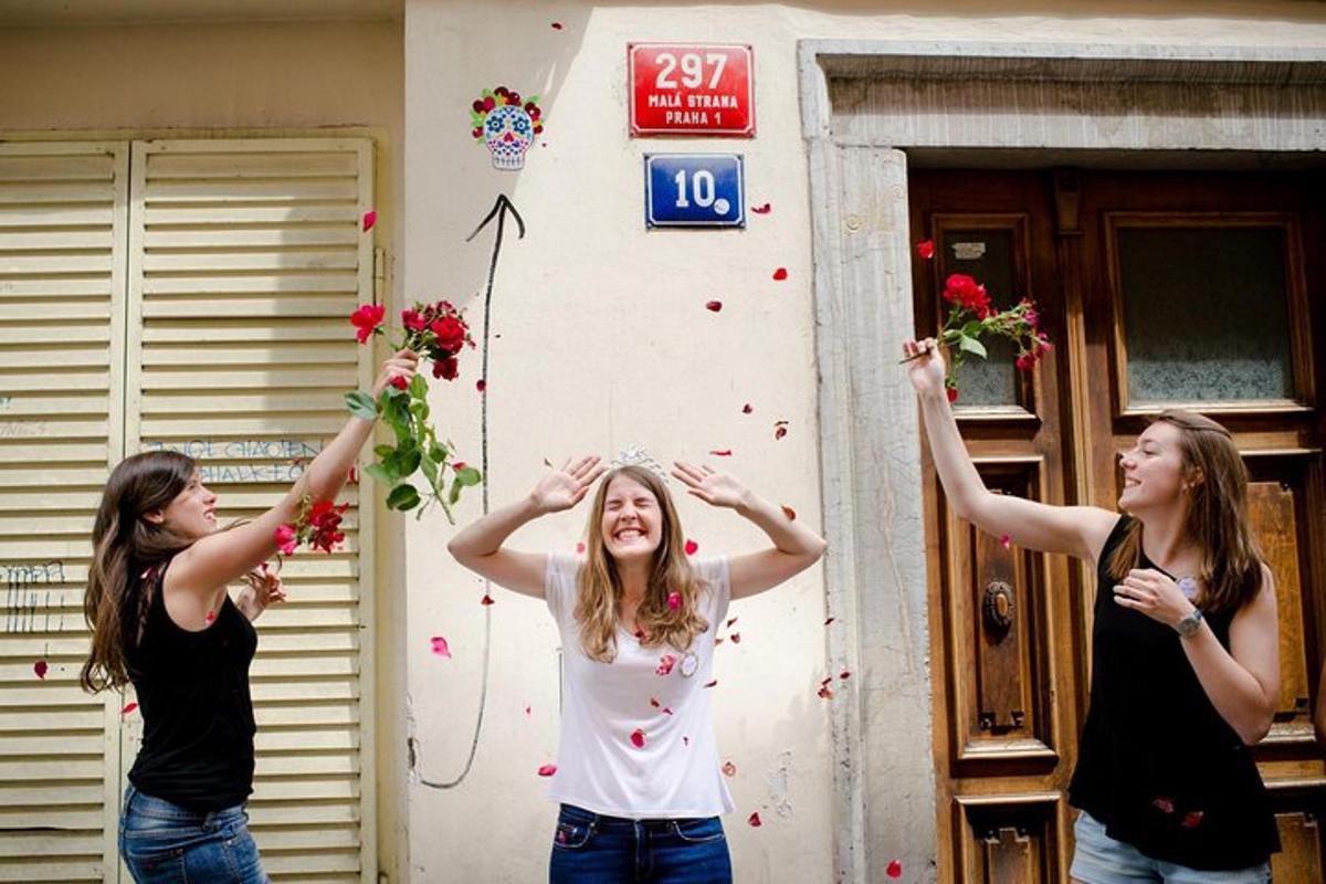 două fete stând în fața unei case cu confetti