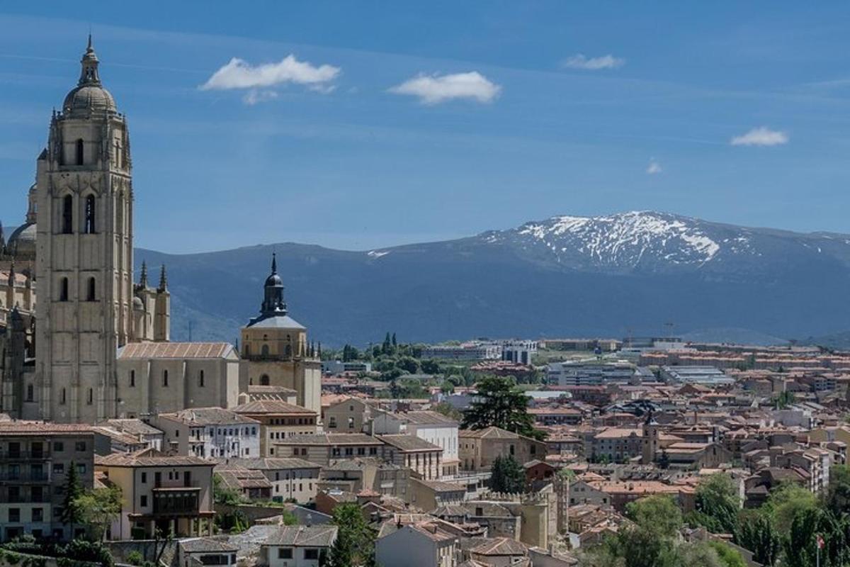 una vista di una città con le montagne sullo sfondo