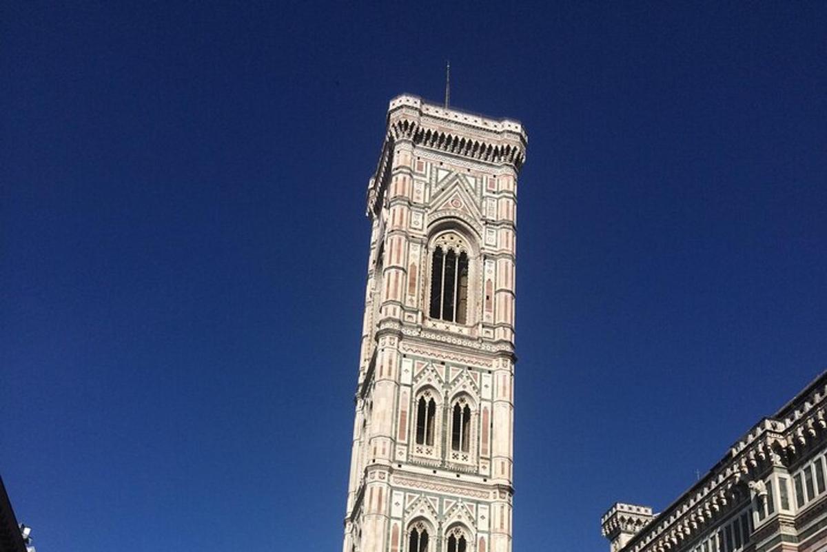 menara jam yang tinggi dengan latar belakang langit biru