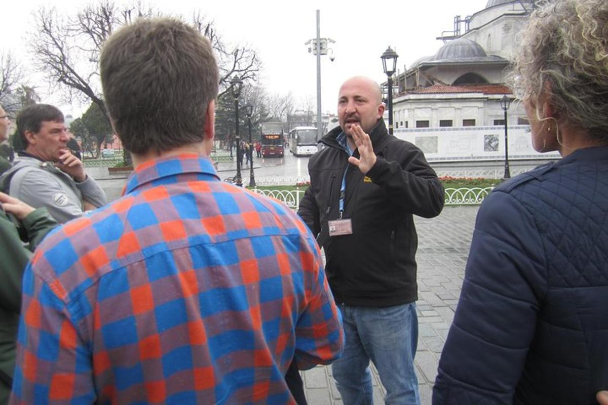 Un hombre parado frente a un grupo de personas