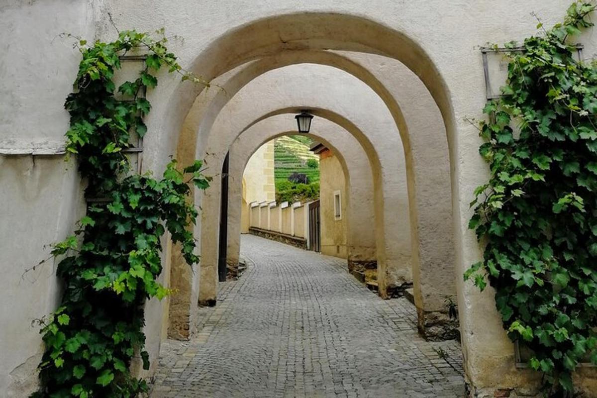 an alley way with an archway in a building