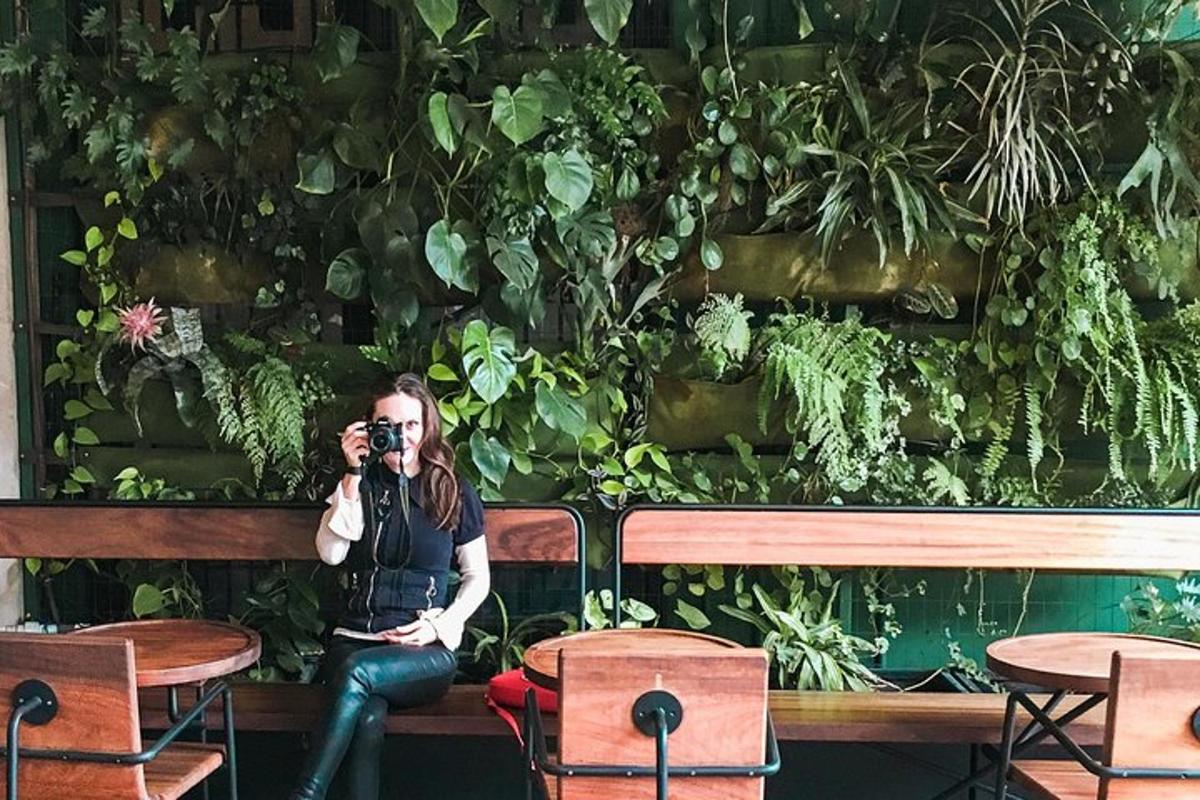 ženska, ki fotografira s fotoaparatom