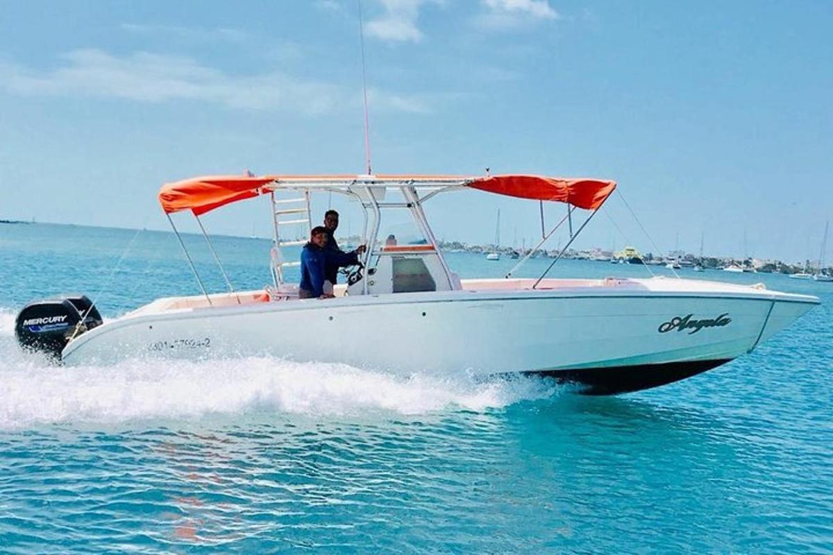 dos personas en un barco en el agua