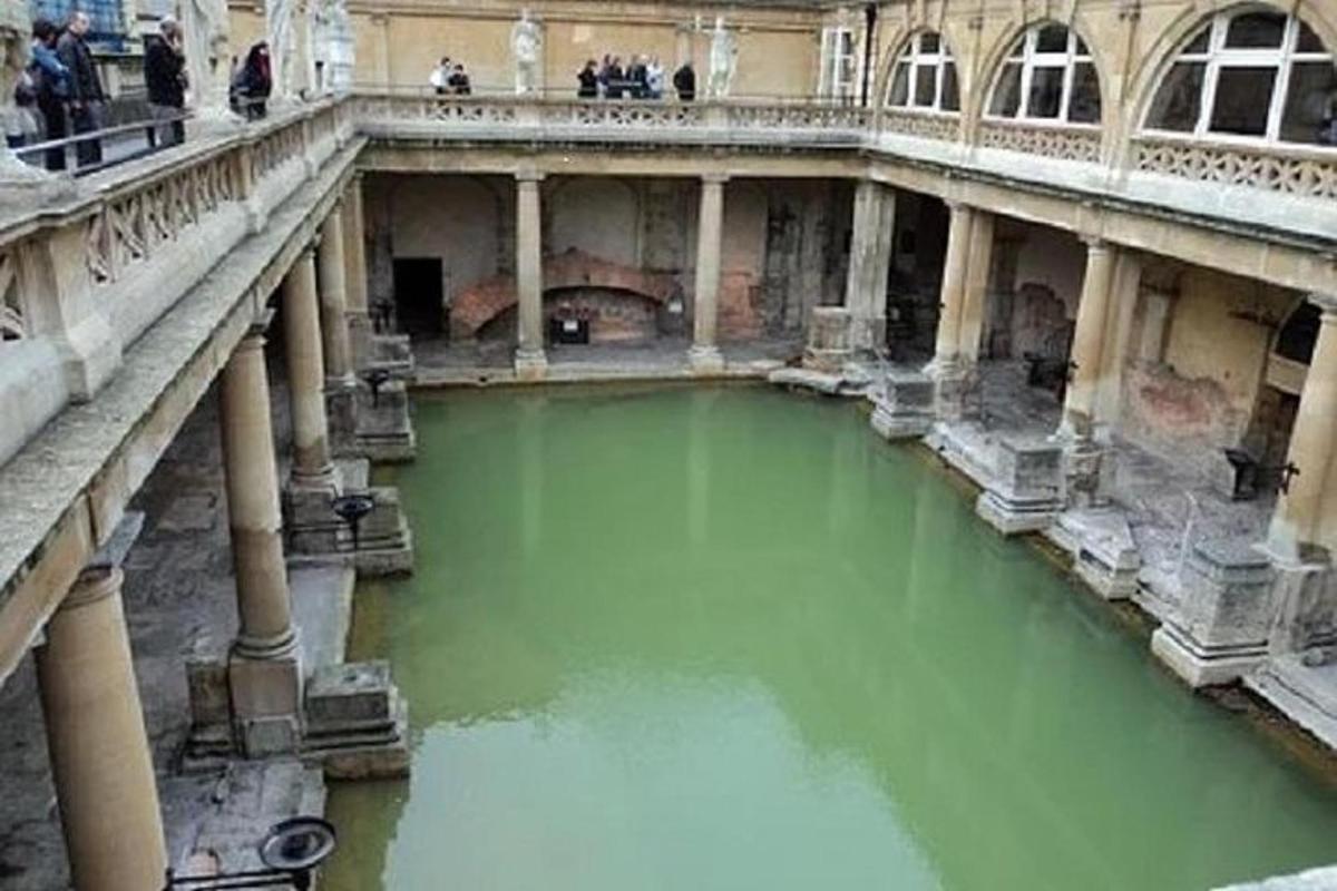un estany d'aigua verda en un edifici amb columnes