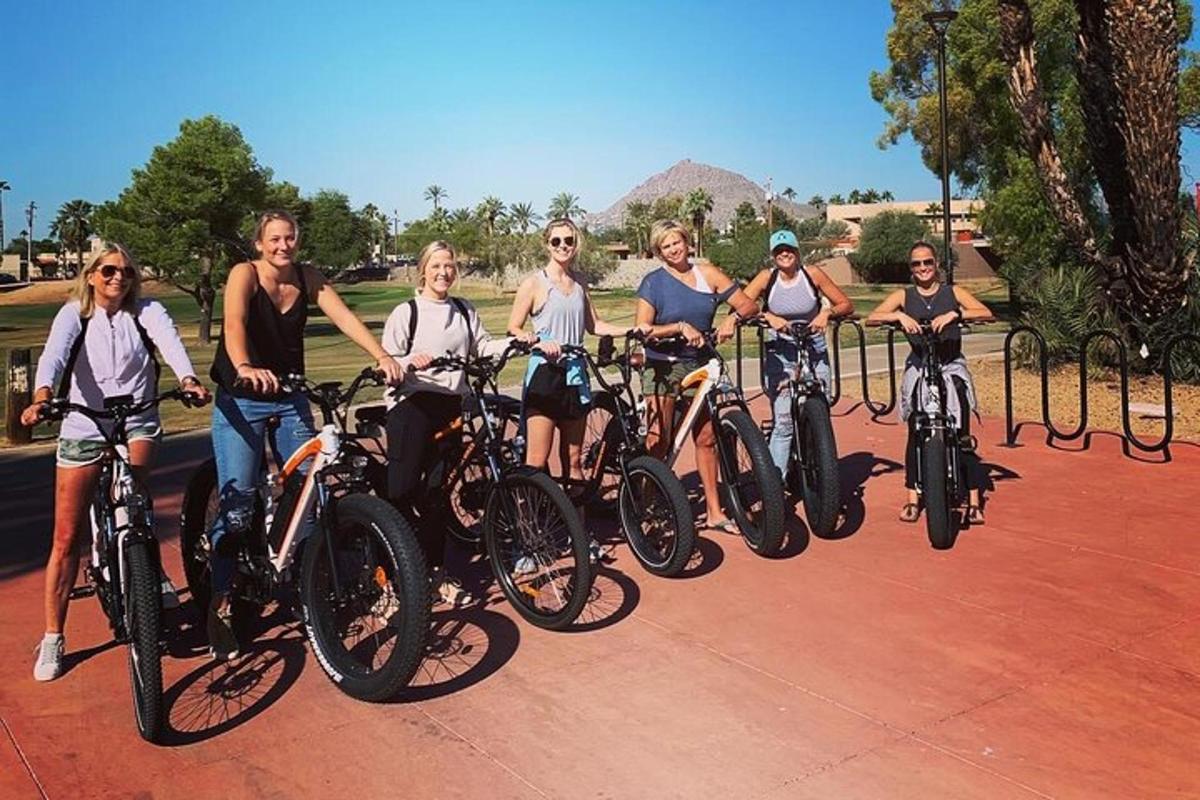 um grupo de mulheres posando para uma foto em bicicletas