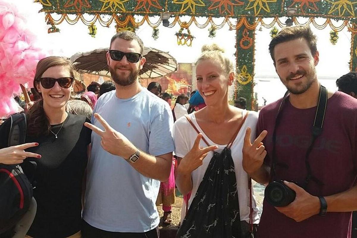 un grup de persones posant per a una foto en una fira