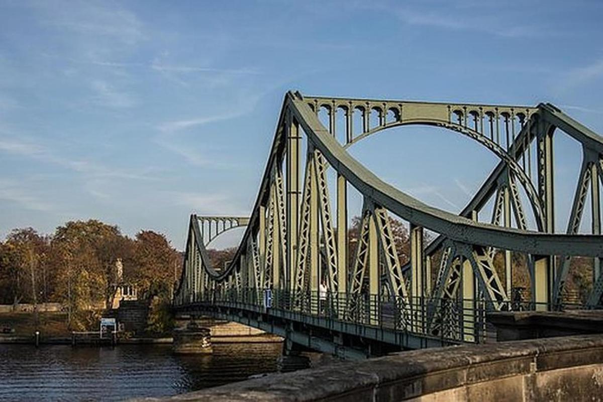 en bro over et vannområde med