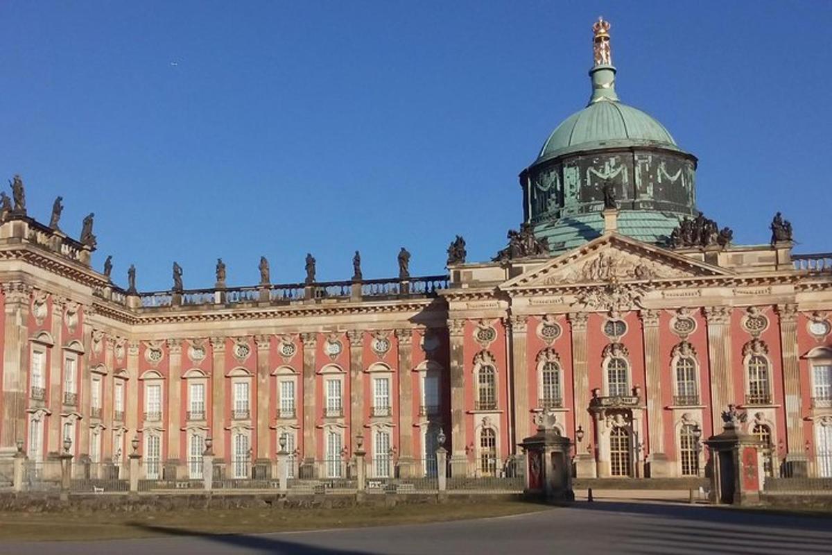um grande edifício rosa com uma cúpula no topo