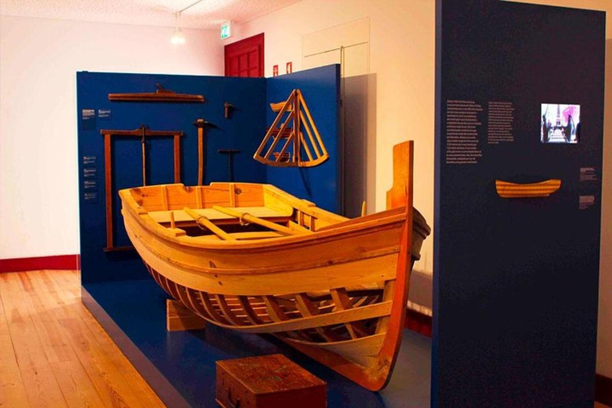 Un barco de madera en exhibición en una habitación.