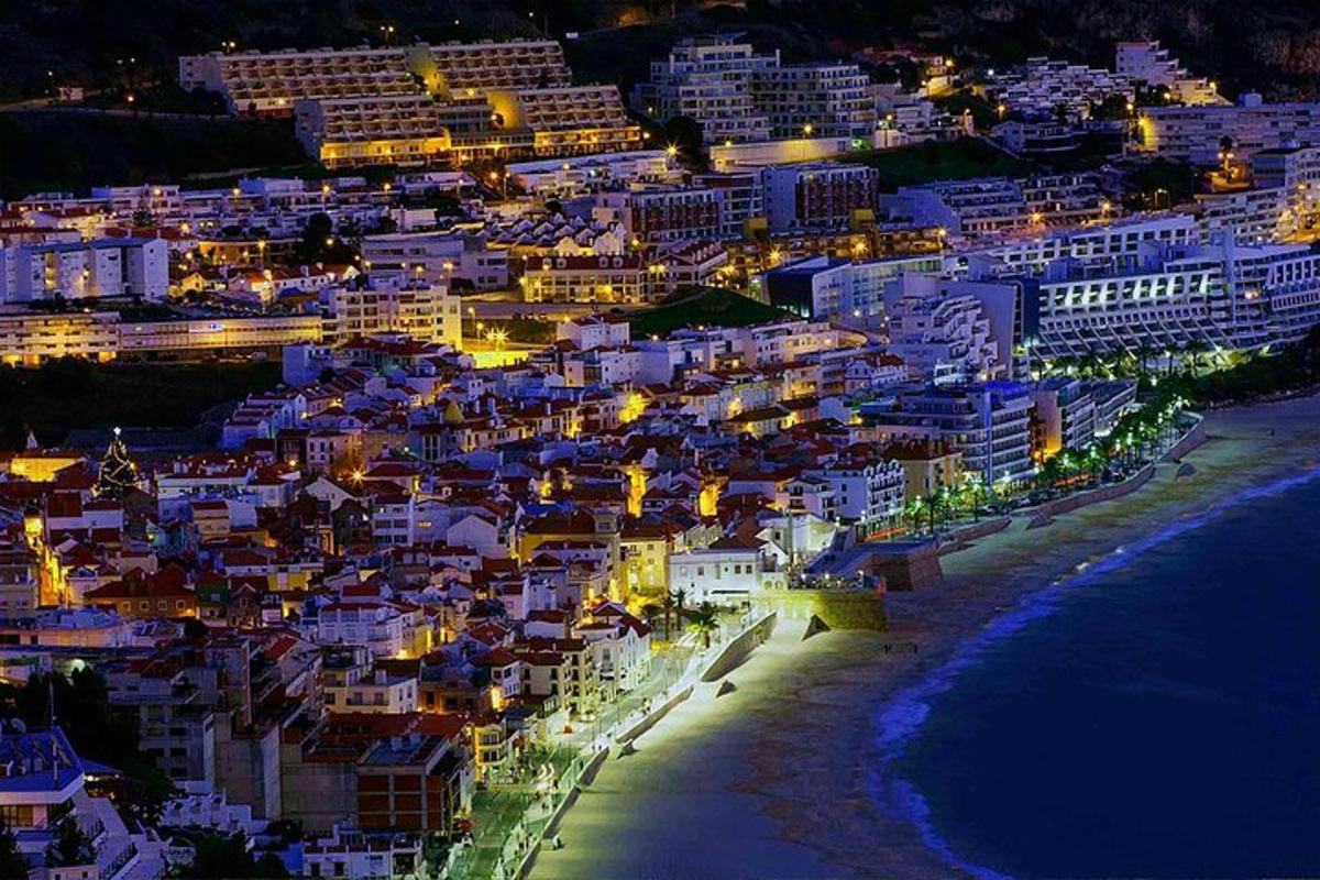 una vista aérea de una ciudad por la noche