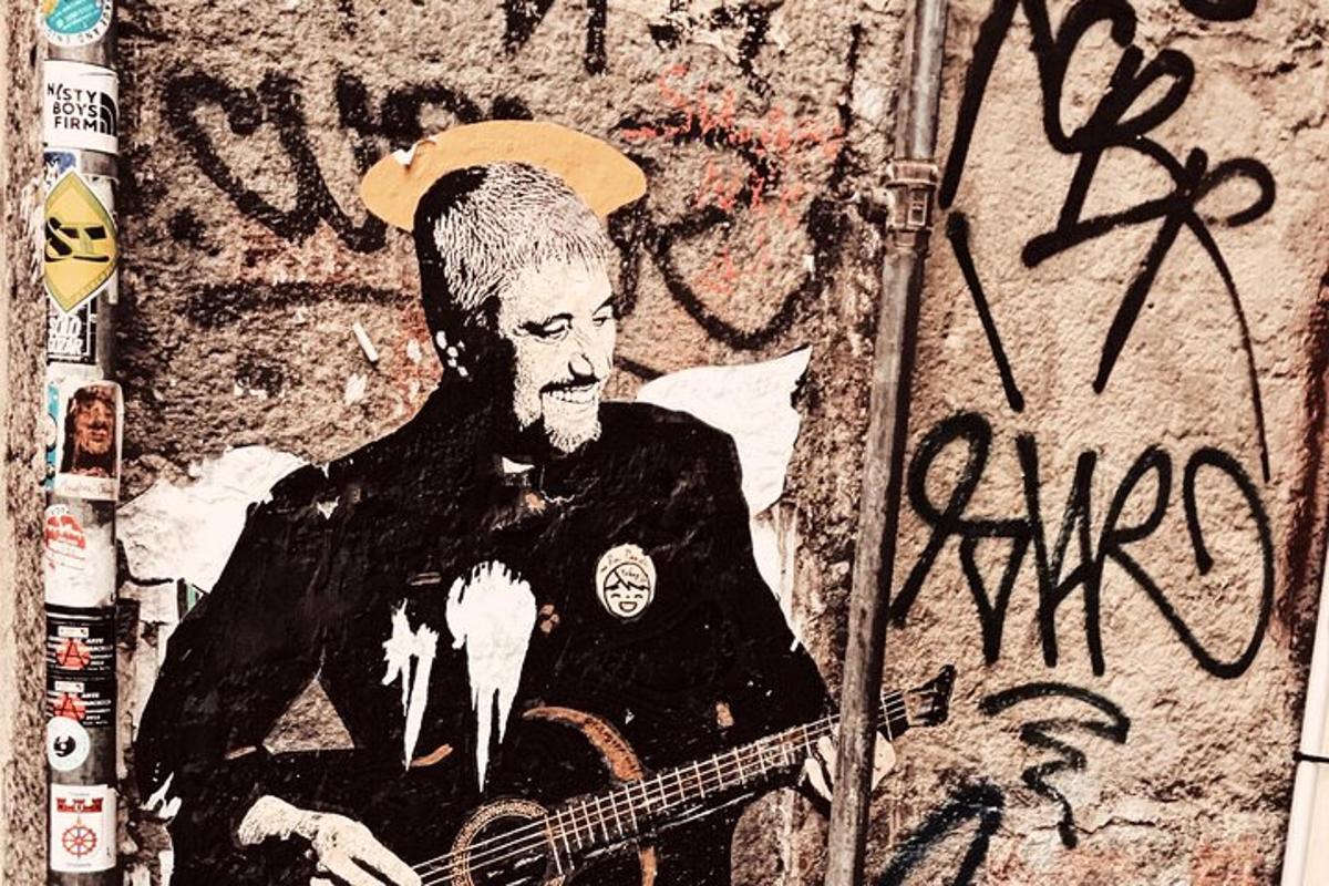 una pintura d'un home tocant una guitarra en una paret