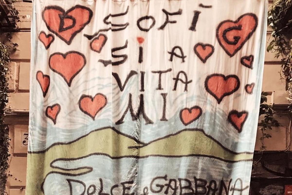 una tovallola amb cors escrits a la paret