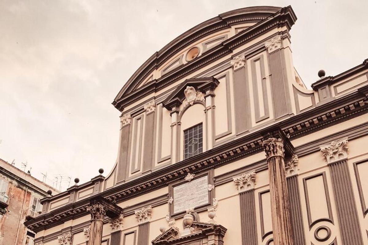 un edifici amb una cúpula a sobre