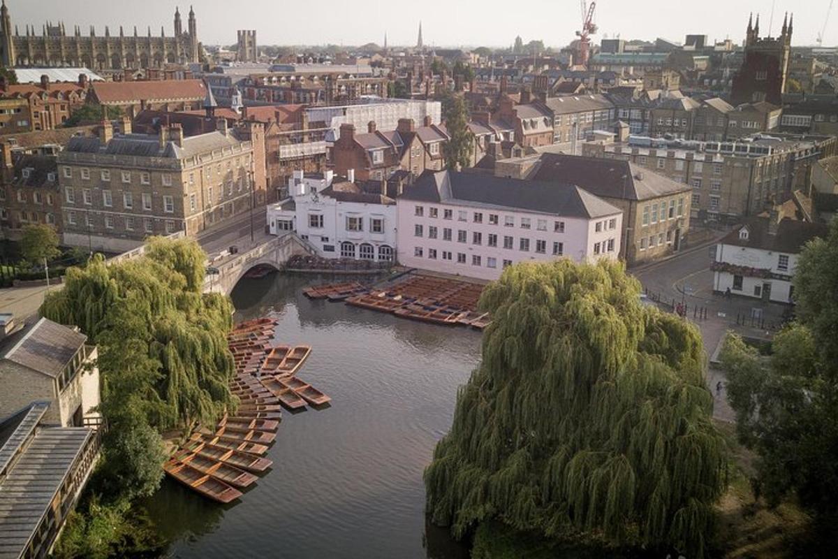 pohled na město s loděmi ve vodě