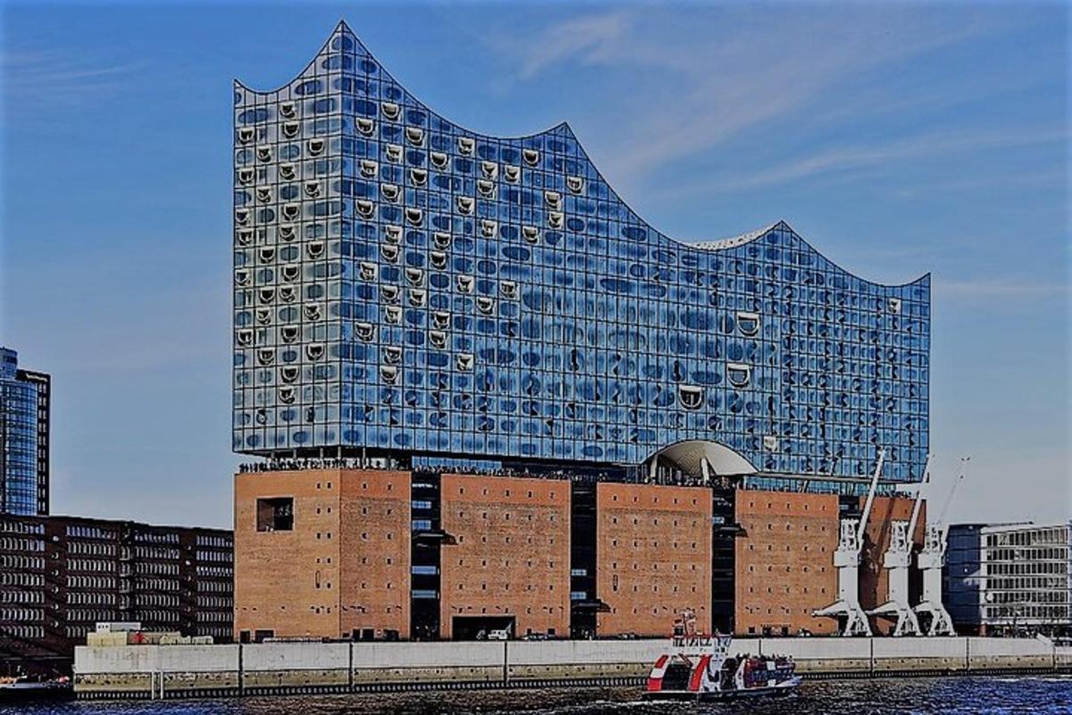 Un gran edificio con un gran techo encima.