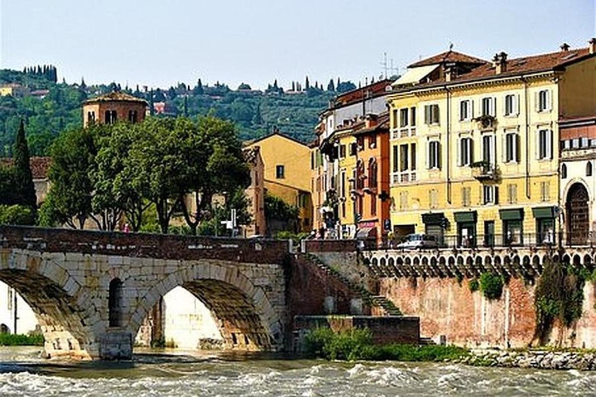 Un puente sobre un río con edificios al fondo.