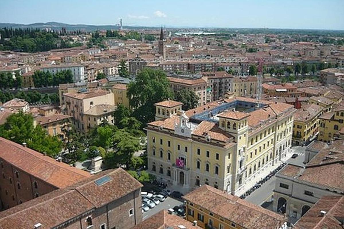 una vista aérea de una ciudad con edificios