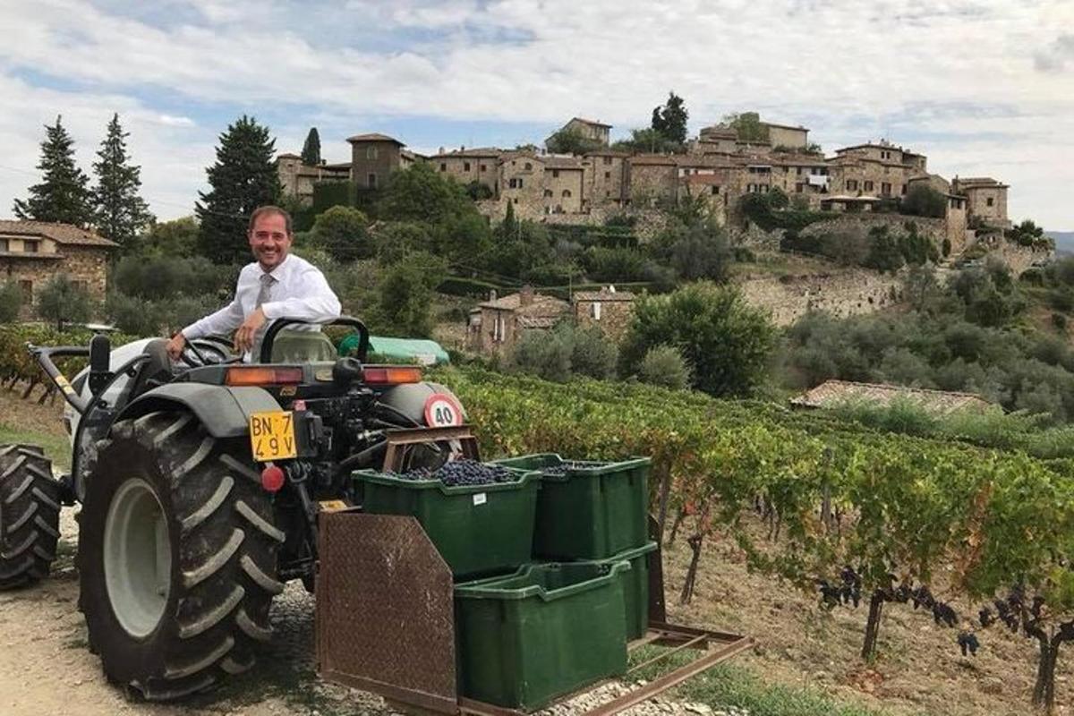 Un hombre montado en un tractor en un campo