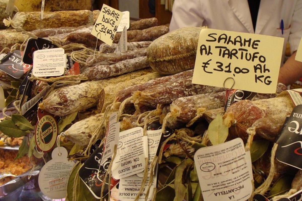 Una exhibición de panes y pasteles en una tienda