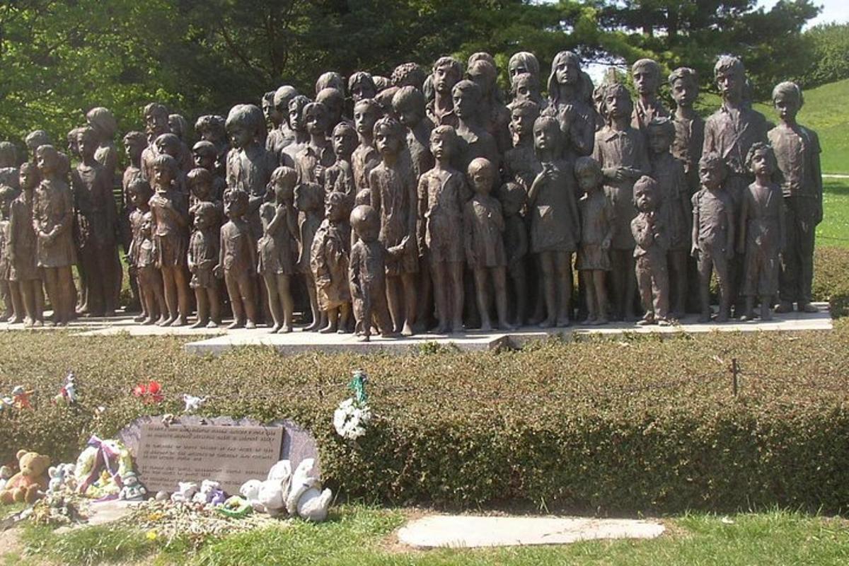 una statua di un gruppo di persone