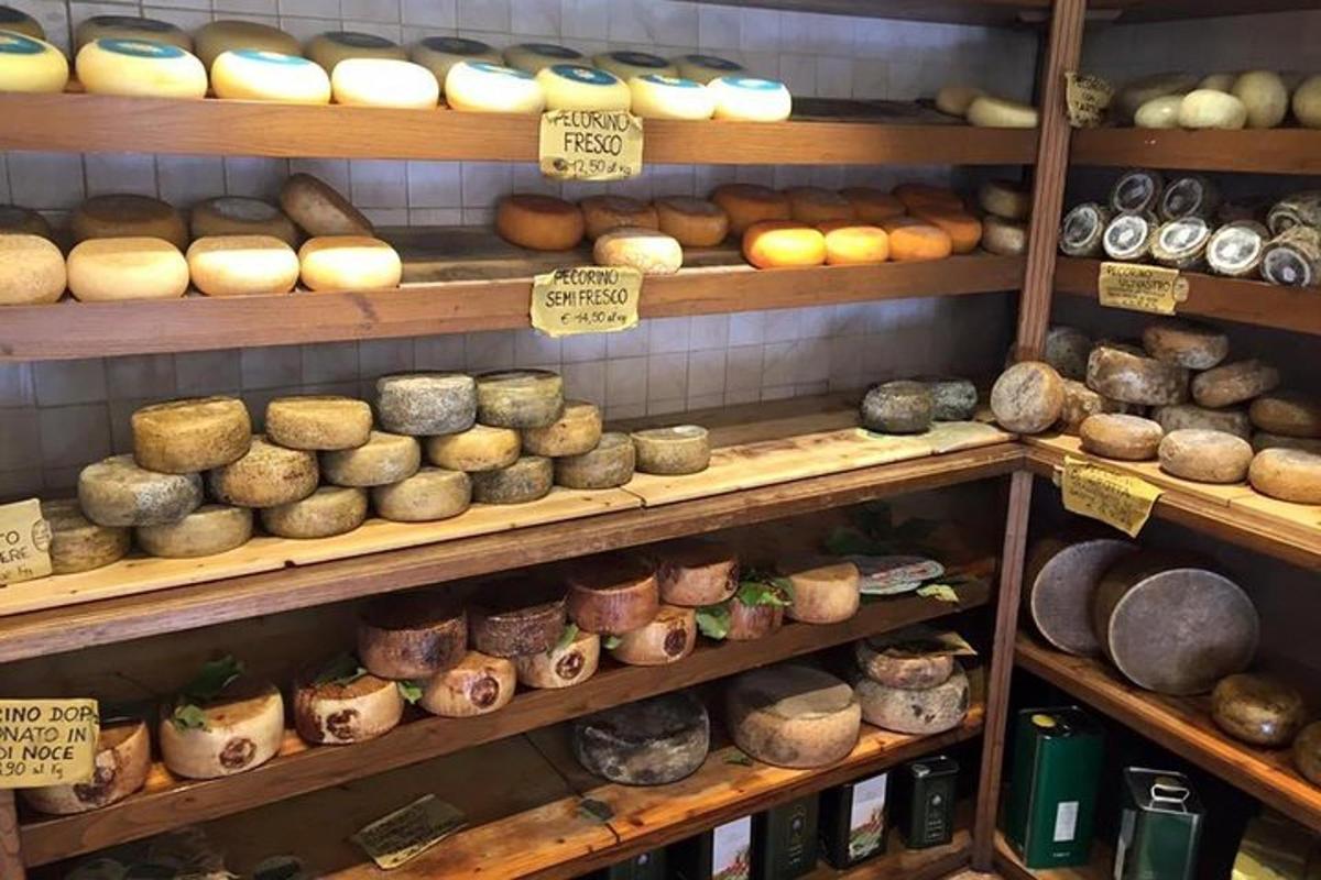 une étagère de magasin avec de nombreux types de pain différents