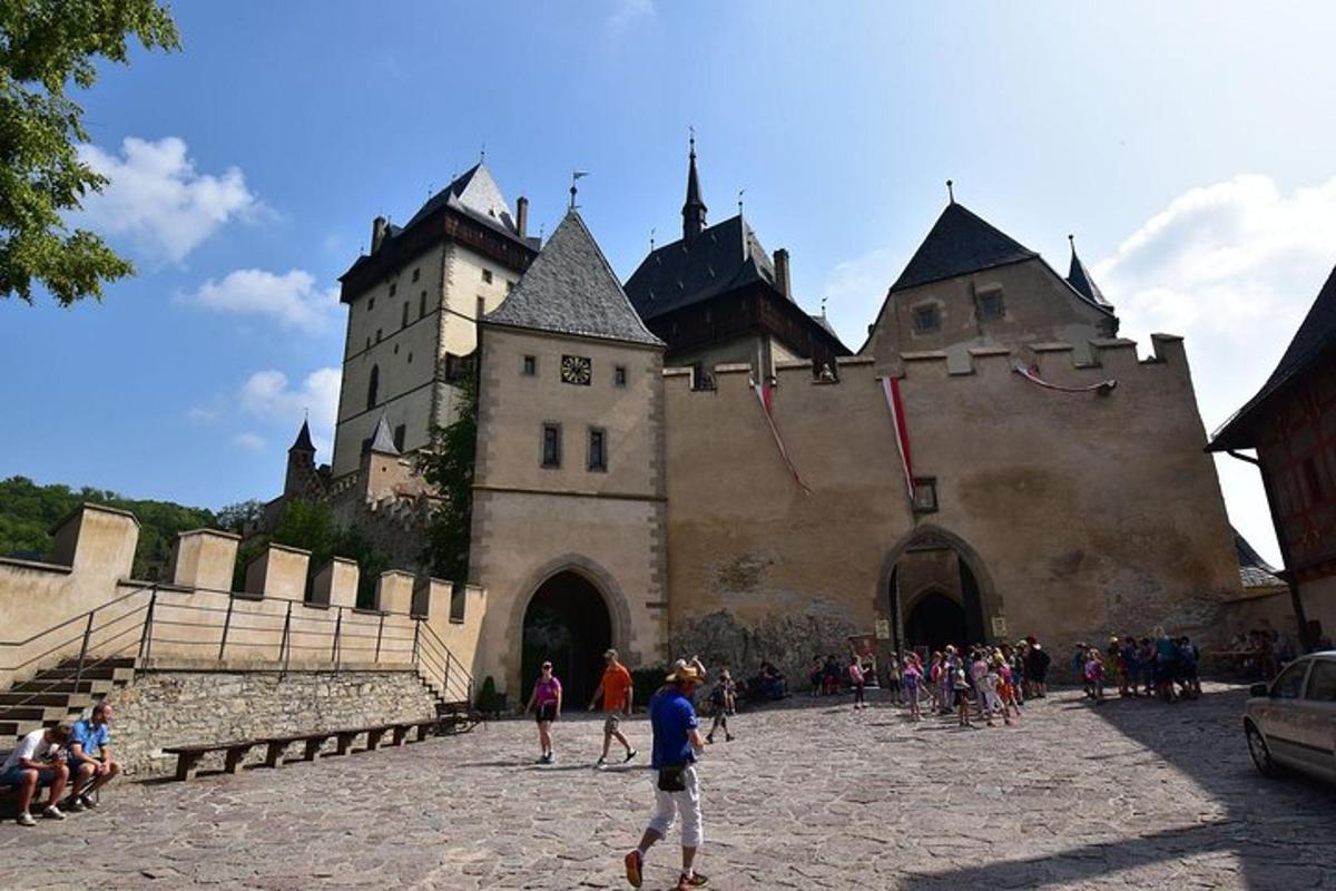 un gruppo di persone in piedi davanti a un castello